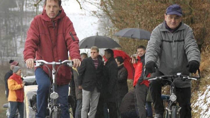 Martijn Vervoort (links) und Helmut Rotschedl (rechts) aus Morlesau kamen mit dem Rad zur Übergabe. Fotos: Markus Reeh