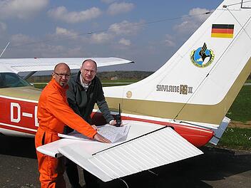 Flugbeobachter der Regierung von Unterfranken vor dem Einsatz: Lothar Menzel (links) und Wolfgang Raps . Foto: Regierung von Unterfranken