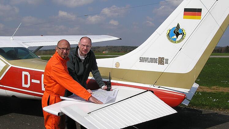 Flugbeobachter der Regierung von Unterfranken vor dem Einsatz: Lothar Menzel (links) und Wolfgang Raps . Foto: Regierung von Unterfranken