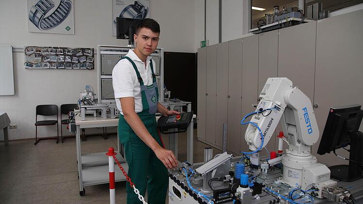 Maximilian Bucher an einem Roboter, der zu Übungszwecken dient Foto: Andreas Brandl