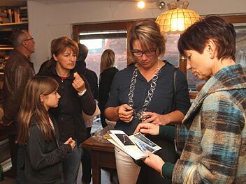 Die Kulturbeauftragte des Landkreises, Renate Ortloff (rechts), im Gespräch mit Künstlerin Christine Welsch aus Haßfurt.