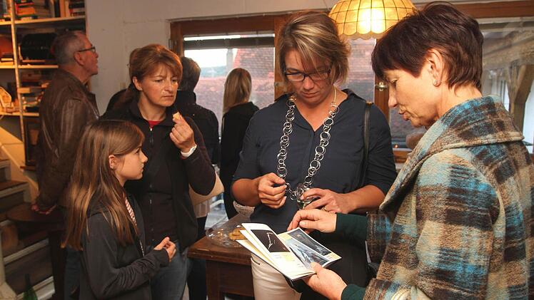Die Kulturbeauftragte des Landkreises, Renate Ortloff (rechts), im Gespräch mit Künstlerin Christine Welsch aus Haßfurt.