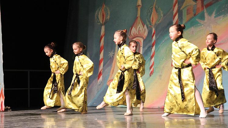 Die kleinen Nachwuchs-Ballerinas aus Lichtenfels bei einem chinesischen Tanz.