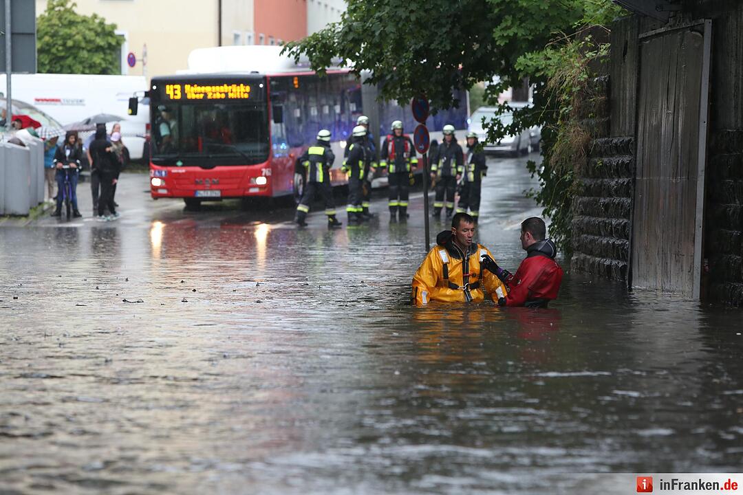 Starkregen sorgt fuer Verkehrschaos in Nuernberg