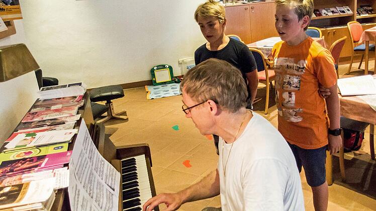 Kenai Bug (links) und Mathis Menzel bei der Probenarbeit mit Stefan Meier.Foto: Jochen Berger