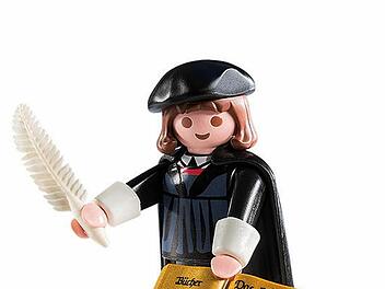 Der Playmobil-Luther dient der Deutschen Zentrale für Tourismus als Reformations-Botschafter. Mehrere gut anderthalb Meter große Exemplare könnten 2017 Coburger Schaufenster zieren. Foto: obs/Congress- und Tourismus-Zentrale Nürnberg/Playmobil