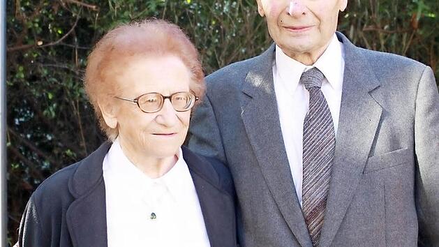 Blicken auf 65 Ehejahre: Resi und Otto Schmelzer.  Foto: Christiane Reuther