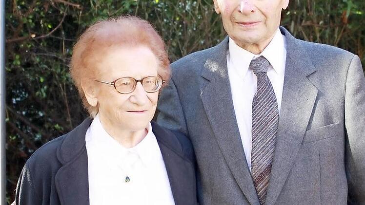 Blicken auf 65 Ehejahre: Resi und Otto Schmelzer.  Foto: Christiane Reuther