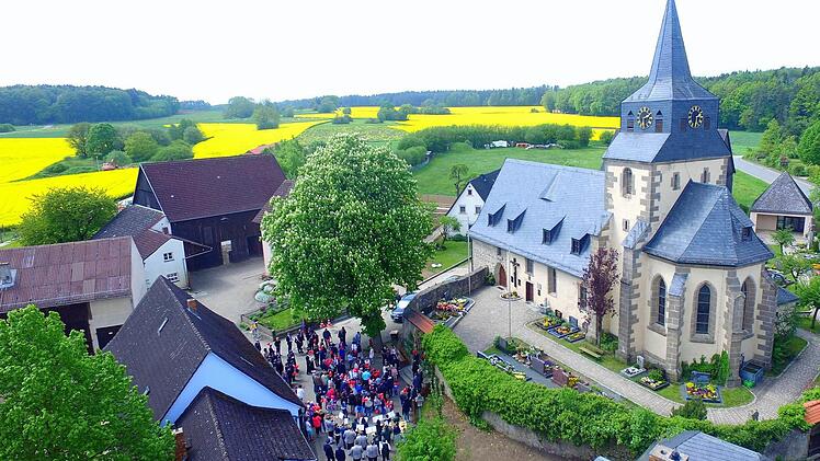 Eine Hochzeitsgesellschaft aus der Drohnen-Perspektive Foto: Marco Freitag