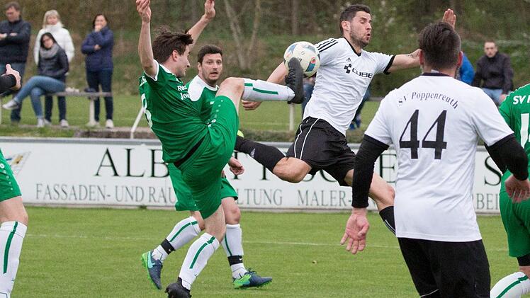 Szene vom Bezirksliga-Spiel SV Friesen - SV Poppenreuth.  Foto: Heinrich Weiß
