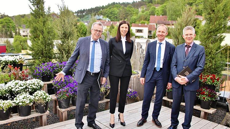 Auf der Terrasse der Intensivstation der stellvertretende Landrat Emil Müller (von links), Geschäftsführerin der Klinik Bavaria, Margarete Presl, Chefarzt Dr. Carsten Wessig sowie Sparkassendirektor Roland Friedrich. Foto: Werner Vogel