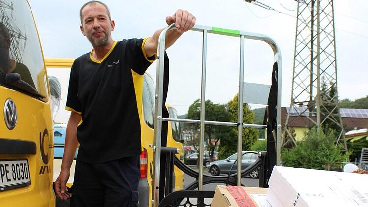 Zusteller Bernd Ehlert freut sich über bessere Arbeitsbedingungen im neuen Stützpunkt der Deutschen Post in der Römershager Straße. Foto: Isabel Herterich