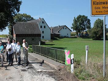 Mit dem Spatenstich haben am Dienstag offiziell die Arbeiten für den Neubau der Brücke über die Walbur an der Kreisstraße CO 17 in Kleinwalbur begonnen. Mit im Bild Vertreter der Regierung des Landkreises, des Landkreis-Bauausschusses und des Gemeinderats Meeder sowie Landrat Michael Busch, sein Stellvertreter Christian Gunsenheimer und Meeders Bürgermeister Bernd Höfer. Foto: Henning Schuster