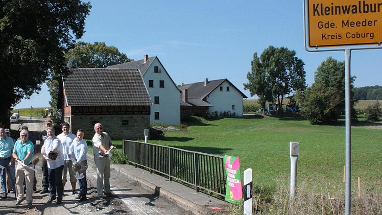 Mit dem Spatenstich haben am Dienstag offiziell die Arbeiten für den Neubau der Brücke über die Walbur an der Kreisstraße CO 17 in Kleinwalbur begonnen. Mit im Bild Vertreter der Regierung des Landkreises, des Landkreis-Bauausschusses und des Gemeinderats Meeder sowie Landrat Michael Busch, sein Stellvertreter Christian Gunsenheimer und Meeders Bürgermeister Bernd Höfer. Foto: Henning Schuster
