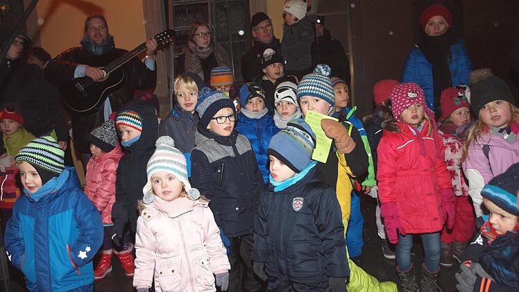 Die Buben und Mädchen des Kindergartens "Vogelnest" sangen mit Begeisterung weihnachtliche Lieder.Alfred Thieret