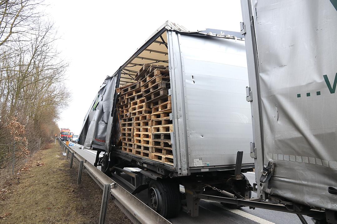 Unfall auf A70 im Landkreis Bamberg mit zwei Sattelzügen