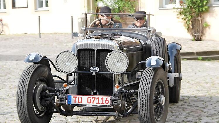 Ein Oldtimer auf dem historischen Pflaster in Königsberg: Das gab es schon öfter und kommt jetzt wieder bei der ADAC Deutschland Klassik. Unser Bild entstand bei der Sachs Franken Classic.  Foto: Klaus Schmitt/Archiv