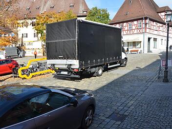 Der Agenda-Beirat möchte die Durchfahrt der Autos über den Steinweg verbieten, der Bürgermeister sorgt sich derweil wegen der vielen Parker auf dem Marktplatz - offensichtlich braucht es dort bald eine Lösung.  Foto: Bernhard Panzer