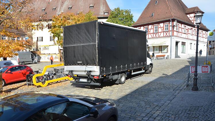 Der Agenda-Beirat möchte die Durchfahrt der Autos über den Steinweg verbieten, der Bürgermeister sorgt sich derweil wegen der vielen Parker auf dem Marktplatz - offensichtlich braucht es dort bald eine Lösung.  Foto: Bernhard Panzer