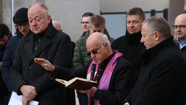 Die Ortsdurchfahrt segnete Pfarrer Anton Schilhan (Mitte).  Links Bürgermeister Helmut Blank, rechts Landrat Thomas Bold. Foto: Dieter  Britz