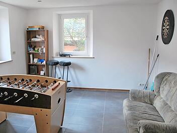 Kickerspiel und Dartscheibe bereichern die Jugendräume im alten Rathaus von Kirchlauter, das die Jugendlichen renoviert haben.  Foto: Ewald Stretz