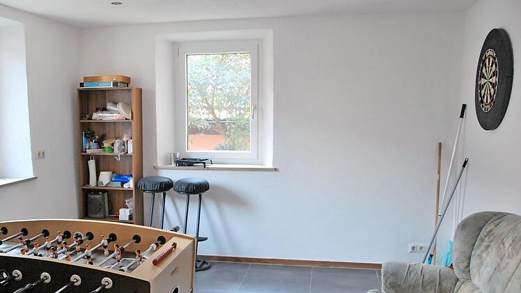 Kickerspiel und Dartscheibe bereichern die Jugendräume im alten Rathaus von Kirchlauter, das die Jugendlichen renoviert haben.  Foto: Ewald Stretz