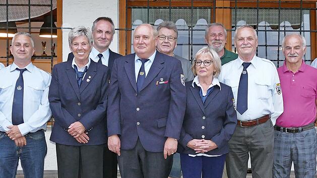 Die Vorstandsmitglieder (von links) Wilmar D&ouml;ll, Alexander Nimf&uuml;hr, Michaela Hofmann, Volker Rommel, Herbert Schmid, Franz Appel, Heidi Schmid, Lothar F&uuml;nkner, Winfried Fr&ouml;hlich, Edwin Halbleib, Bezirksvorsitzender Franz Sennefelder gratuliert.