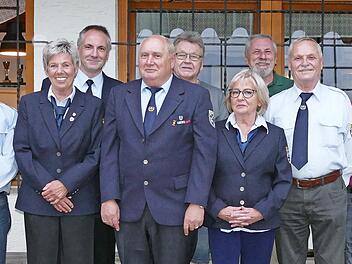 Die Vorstandsmitglieder (von links) Wilmar D&ouml;ll, Alexander Nimf&uuml;hr, Michaela Hofmann, Volker Rommel, Herbert Schmid, Franz Appel, Heidi Schmid, Lothar F&uuml;nkner, Winfried Fr&ouml;hlich, Edwin Halbleib, Bezirksvorsitzender Franz Sennefelder gratuliert.
