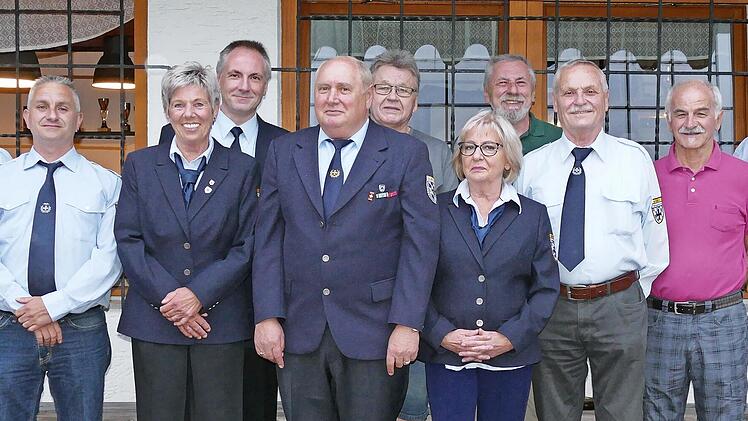 Die Vorstandsmitglieder (von links) Wilmar D&ouml;ll, Alexander Nimf&uuml;hr, Michaela Hofmann, Volker Rommel, Herbert Schmid, Franz Appel, Heidi Schmid, Lothar F&uuml;nkner, Winfried Fr&ouml;hlich, Edwin Halbleib, Bezirksvorsitzender Franz Sennefelder gratuliert.