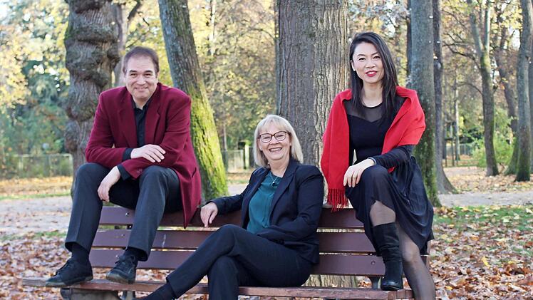 Xiao Liu (Sopran, r.), Marina Palmer (Klavier) und Rainer Denk (Sprecher) pr&auml;sentieren ein facettenreiches Programm, das europ&auml;ische Romantik, j&uuml;dische Klangwelten, Moderne, Jazz und Broadway miteinander verbindet.