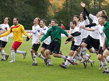 Überschwänglich feierten die Spieler des SV Friesen ihren klaren Sieg gegen Spitzenreiter  Weiden. Können sie am auch am Samstag gegen Burgkunstadt  jubeln? Foto:  Heinrich Weiß