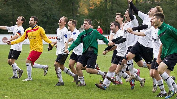 Überschwänglich feierten die Spieler des SV Friesen ihren klaren Sieg gegen Spitzenreiter  Weiden. Können sie am auch am Samstag gegen Burgkunstadt  jubeln? Foto:  Heinrich Weiß