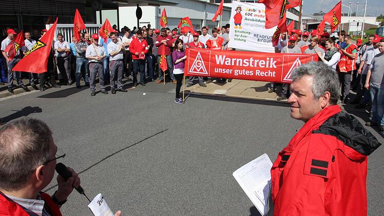 Matthias Gebhardt und Jürgen Hennemann sprachen zu den FTE-Mitarbeitern.