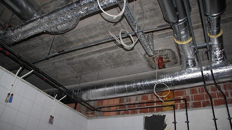 Innen: Die Decken sind offen.