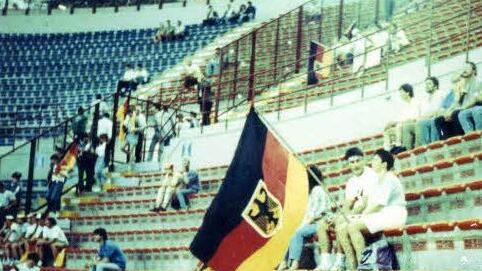 1990 war diese Fahne bereits in Italien im Mailänder Stadion. Foto: privat