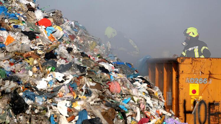 Ein Großbrand in der Müllsortieranlage der Firma Veolia in Bergrheinfeld (Lkr. Schweinfurt aus). Foto: News5 / Herse