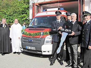 Die Creidlitzer Feuerwehr nahm ein neues Mehrzweckfahrzeug in Gebrauch (von links): Pfarrer Alexander Rosenmeyer, Kaplan Norbert Förster, Feuerwehrkommandant Andreas Becker, Feuerwehrvorsitzender Ralf Fuchs, Oberbürgermeister Norbert Tessmer, Stadtbrandinspektor Thomas Fritz und Stadtbrandrat Ingolf Stökl.  Foto: Martin Koch