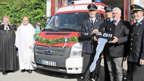 Die Creidlitzer Feuerwehr nahm ein neues Mehrzweckfahrzeug in Gebrauch (von links): Pfarrer Alexander Rosenmeyer, Kaplan Norbert Förster, Feuerwehrkommandant Andreas Becker, Feuerwehrvorsitzender Ralf Fuchs, Oberbürgermeister Norbert Tessmer, Stadtbrandinspektor Thomas Fritz und Stadtbrandrat Ingolf Stökl.  Foto: Martin Koch