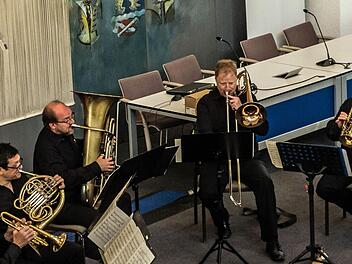 Das Blechbläserquintett der Bamberger Symphoniker gastierte am Coburger Landratsamt (von links): Luth Randow, William Tuttle, Heikoe Triebener, Stefan Lüghausen und Markus Mester.Foto: Jochen Berger