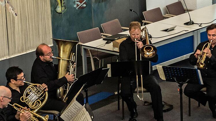 Das Blechbläserquintett der Bamberger Symphoniker gastierte am Coburger Landratsamt (von links): Luth Randow, William Tuttle, Heikoe Triebener, Stefan Lüghausen und Markus Mester.Foto: Jochen Berger