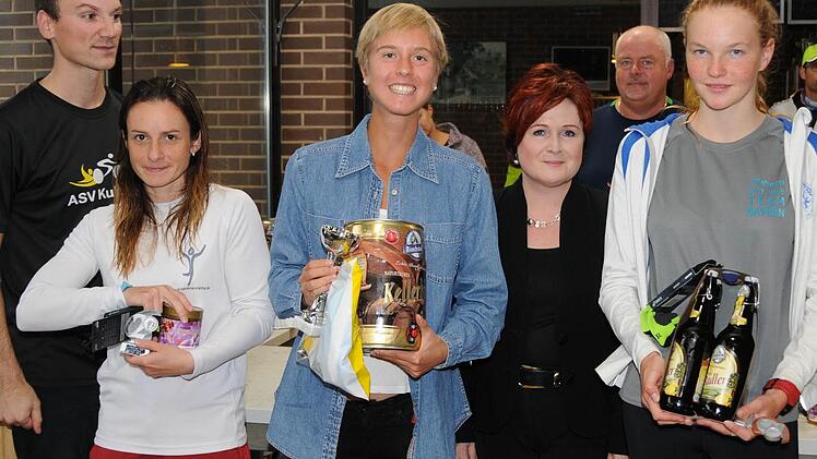 Die besten Damen im Hobbylauf mit (von links) Simon Moritz vom ASV Kulmbach, Liane Thiem (2.), Hannah Kadner (1.), stellvertretende Landrätin Christina Flauder und Inka Schaefer (3.). Foto: Michael Kraus