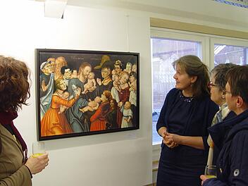 Gerne gab Irene Peil (3., von rechts) bei der Vernissage in der Galerie Form+Farbe Auskunft zu ihrem Bild Frauentausch, das eine besondere Anziehungskraft ausstrahlt.  Foto: Brigitta Kempe-Wolf