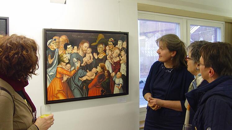 Gerne gab Irene Peil (3., von rechts) bei der Vernissage in der Galerie Form+Farbe Auskunft zu ihrem Bild Frauentausch, das eine besondere Anziehungskraft ausstrahlt.  Foto: Brigitta Kempe-Wolf