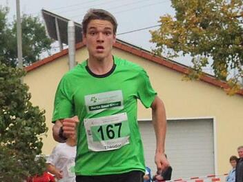 Zu einem letzten Sprint zog Theo Schell an und gewann über zehn Kilometer.