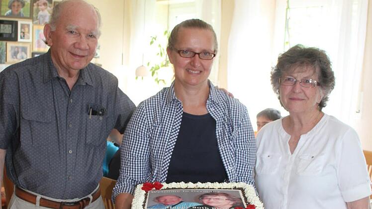 Marion Jahreis-Wanierke (Mitte) war vor 30 Jahren mit einem parlamentarischen Austauschprogramm in den USA: Zum 80. Geburtstag kam ihr damaliger "Ferienpapa" Steven Bradley mit seiner Frau Sandra nach Neuenmarkt. Nat&uuml;rlich gab es eine tolle Torte.Sonny Adam