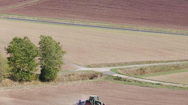 Ein Traktor bearbeitet sein abgeerntetes Feld und zieht eine Staubwolke hinter sich her - ein typisches Bild in diesem Jahr, weil auch der Herbst sehr trocken ist.Heike Beudert
