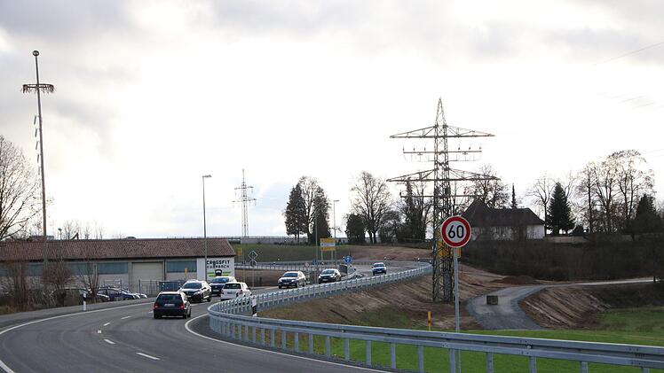 Die großen Schutzplanken müssen sein. Das sagt das Regelwerk für Straßenbauten dieser Dimension.Foto: Katrin Geyer