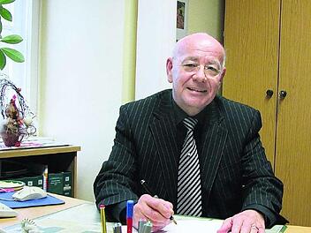 Günter Hahn ist im Alter von 75 Jahren verstorben. Das Foto zeigt ihn kurz vor dem Ruhestand im Schulamt.  Foto: Archiv/Thomas Ahnert