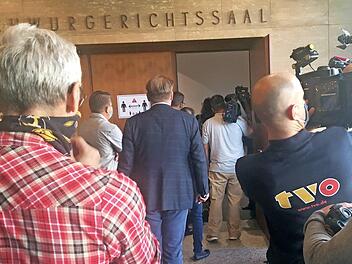 Eingang zum Schwurgerichtssaal in Hof: Journalisten und Zuhörer in großer Zahl interessierten sich für den Prozess gegen den Selber Todesfahrer, der wegen Mord und Teilnahme an einem illegalen Autorennen angeklagt ist. Bei dem Unfall am 6. Februar wurde ein 19-Jähriger Kulmbacher getötet.  Foto: Stephan Tiroch