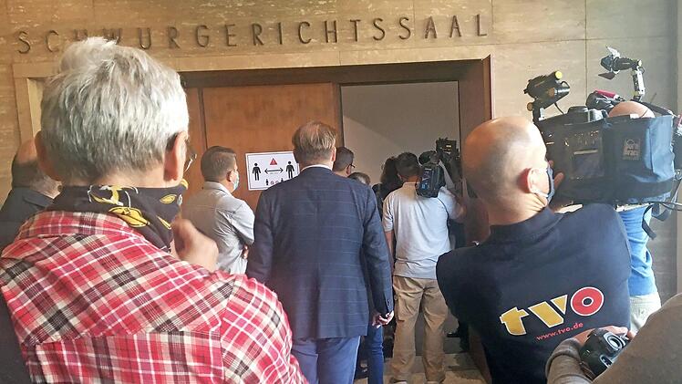 Eingang zum Schwurgerichtssaal in Hof: Journalisten und Zuhörer in großer Zahl interessierten sich für den Prozess gegen den Selber Todesfahrer, der wegen Mord und Teilnahme an einem illegalen Autorennen angeklagt ist. Bei dem Unfall am 6. Februar wurde ein 19-Jähriger Kulmbacher getötet.  Foto: Stephan Tiroch